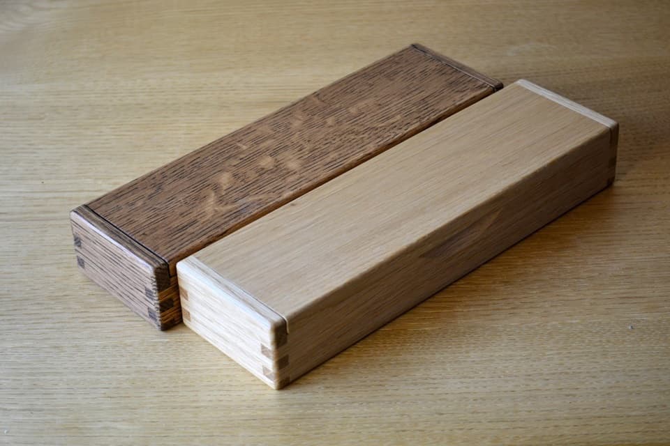天然の無垢材を使用しているため同じ商品でも木目や色合い等は様々（ペンシルケース）＜オークヴィレッジ＞