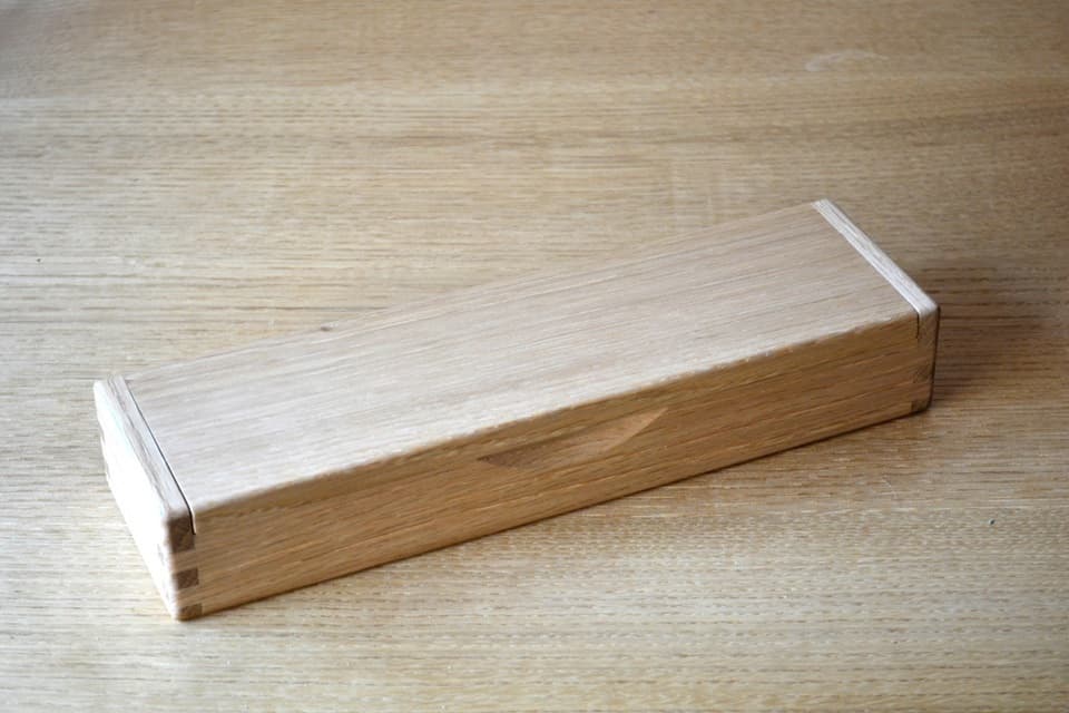 使い込むほどに味わい深い色合いに変わっていくナチュラル仕上げ（ペンシルケース）＜オークヴィレッジ＞