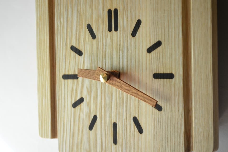 時計の短針も長針も木で出来ているカッコークロック（森の巣箱）＜オークヴィレッジ＞