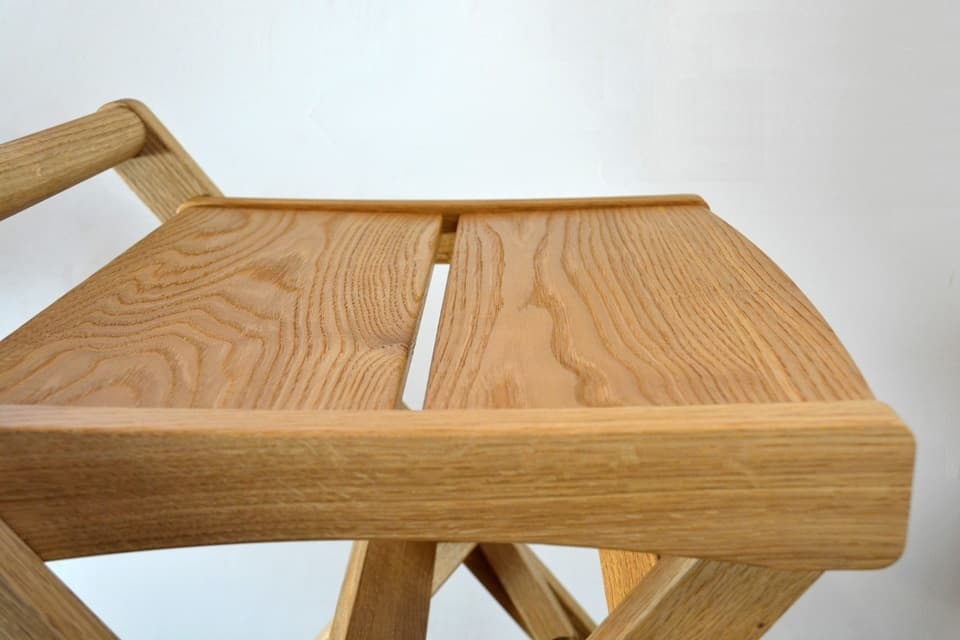 座り心地にも配慮がなされた折りたたみ可能な天然木製スツール＜オークヴィレッジ＞