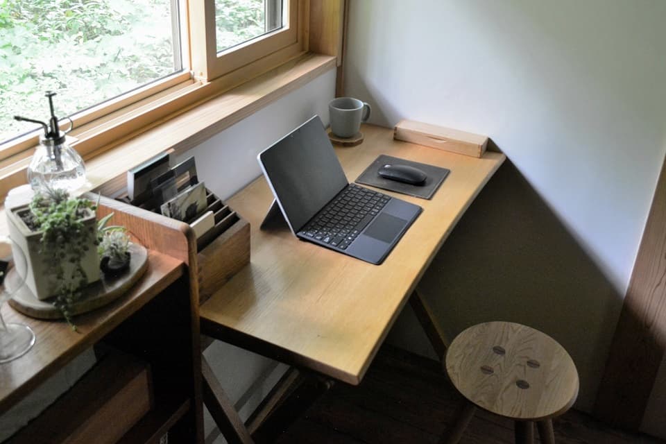 ノートパソコンやタブレットを置いて作業するのにもぴったりなコンパクトなサイズ感（折りたたみデスク）＜オークヴィレッジ＞