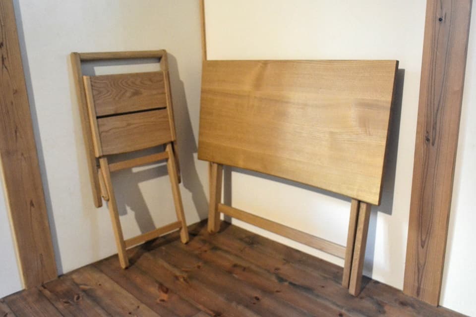 移動や引っ越しにも便利な折りたたみ式のスツールとデスク＜オークヴィレッジ＞