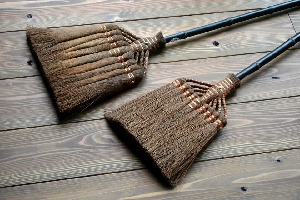【棕櫚箒】9玉長柄箒(最高級鬼毛)×9玉長柄箒(皮巻き)<山本勝之助商店>