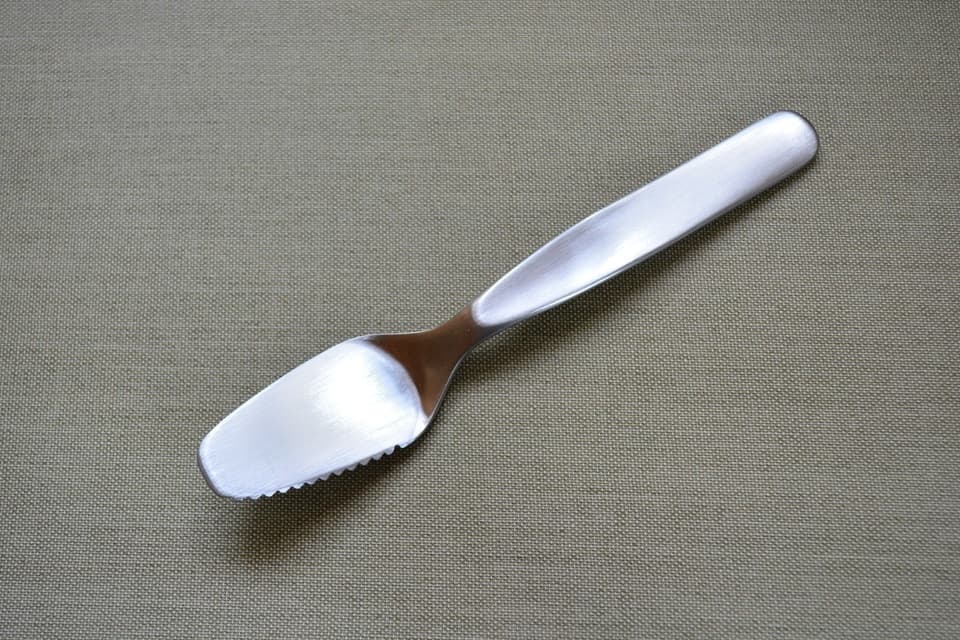 ヘッドの片側に波刃が施された削りやすく塗り広げやすい形状のバターナイフ<ヨシタ手工業デザイン室>