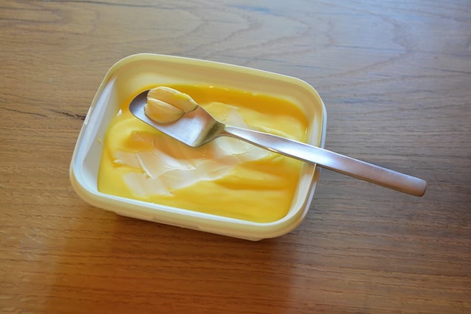 ハンドルは市販のマーガリンケースの切り欠きにぴったり収まるのでマーガリンナイフとしてもおすすめです(ジャムスプーン)