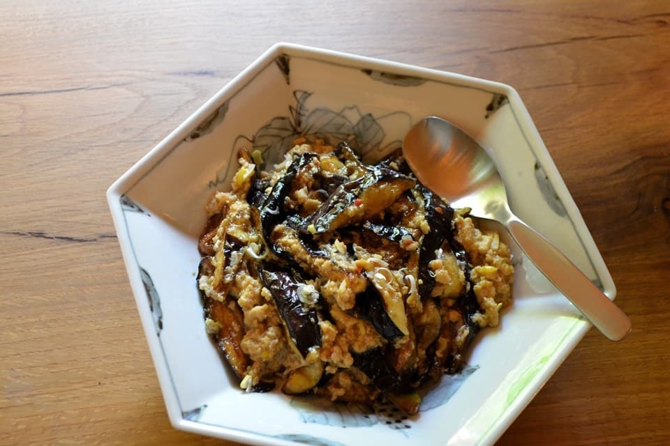 酢豚や麻婆豆腐などの大皿料理の取り分けにも便利なレンゲスプーン<ヨシタ手工業デザイン室>