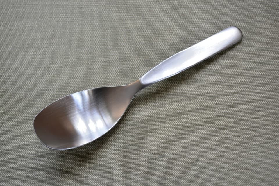 一般的なレンゲと同様に様々な料理や用途に使えるレンゲスプーン<ヨシタ手工業デザイン室>