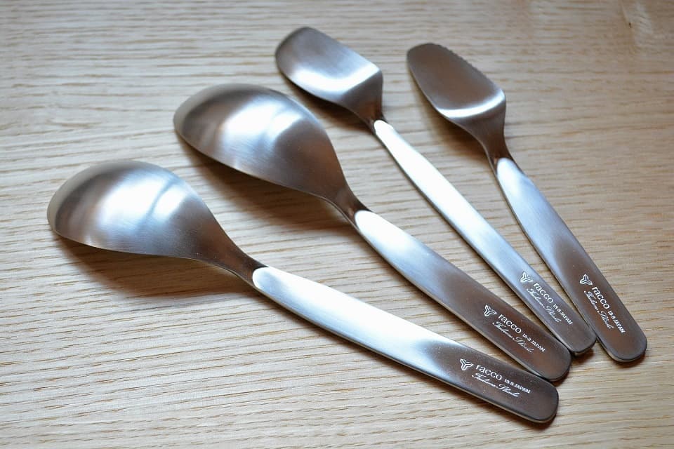 カトラリーの裏にはヨシタ手工業デザイン室のロゴ等が刻まれています(raccoシリーズ)