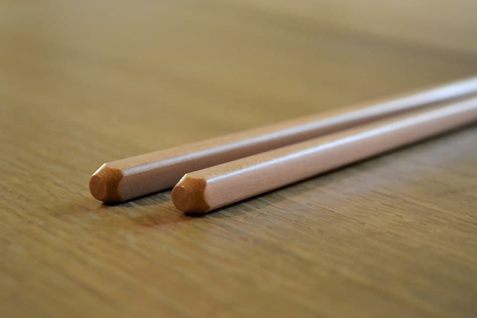 箸の両端は四角形に加工されていて転がりにくい形(raccoシリーズ)