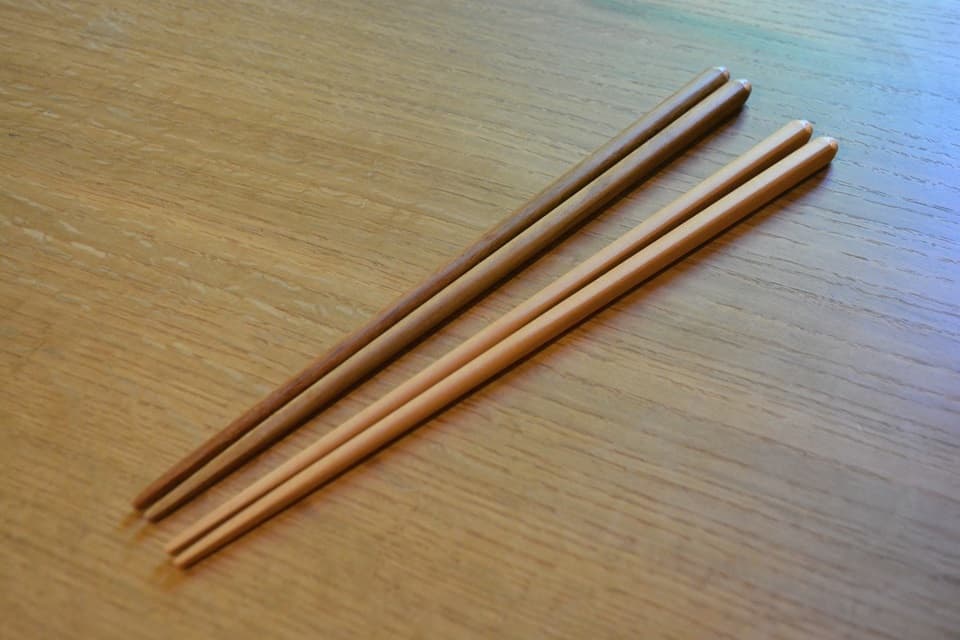 箸の材料としてよく使われる天然のマラス材から作られるraccoシリーズのハシ<ヨシタ手工業デザイン室>