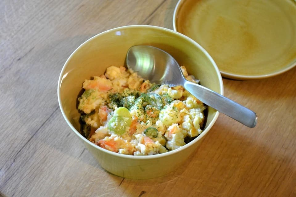 一度にたっぷりすくえるのでサービングスプーンとしてもおすすめです(レンゲスプーン)<ヨシタ手工業デザイン室>