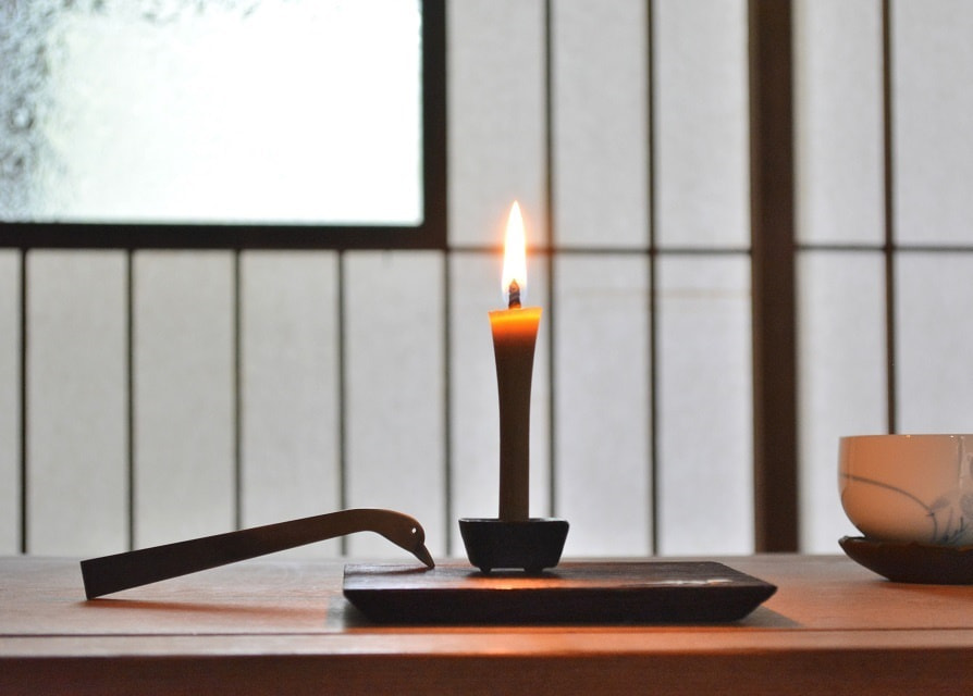 暮らしの中の和ろうそく(うるしろうそく×あひるの芯切り×こま燭台・小)<高澤ろうそく店>