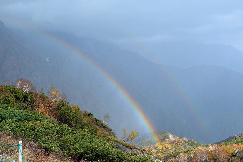山の斜面から広がる冬の虹 (虹蔵不見・にじかくれてみえず) 第58候｜暮らしのほとり舎