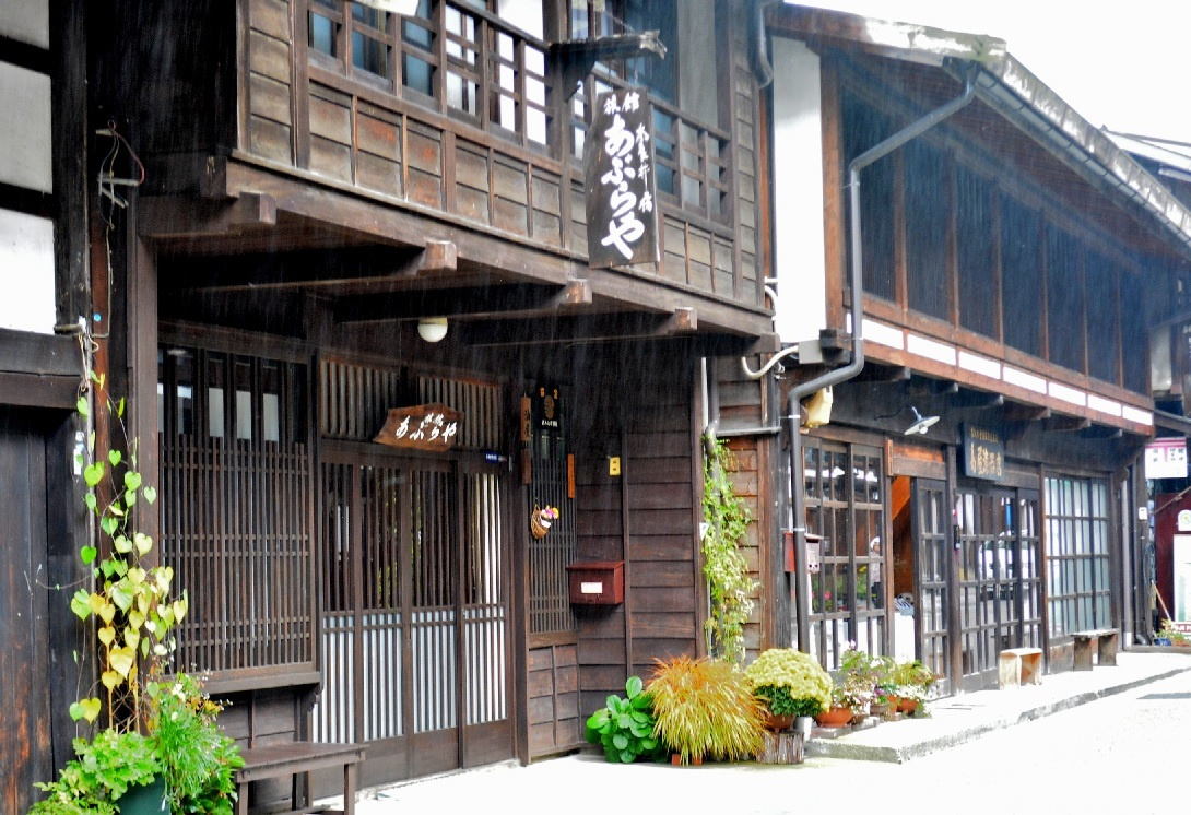 時雨降り注ぐ奈良井宿 (長野県塩尻市) ｜ 暮らしのほとり舎