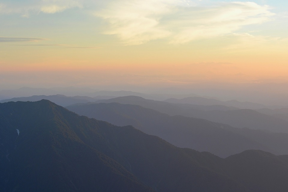 霞広がる山並みの景色 (霞始靆・かすみはじめてたなびく) 第5候｜暮らしのほとり舎