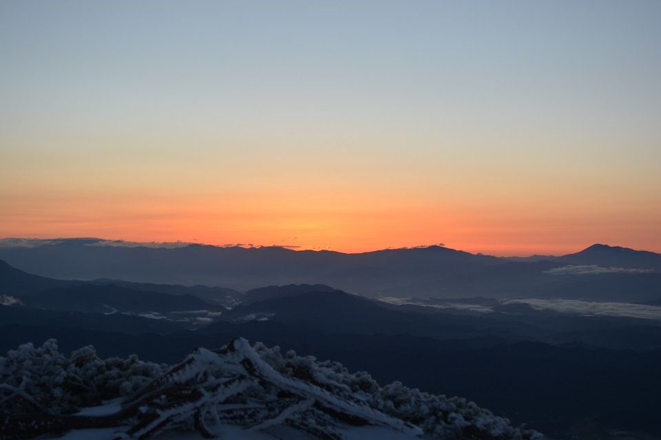 茜色に染まる東の空［唐松岳山頂 / 長野県白馬村・富山県黒部市］｜暮らしのほとり舎