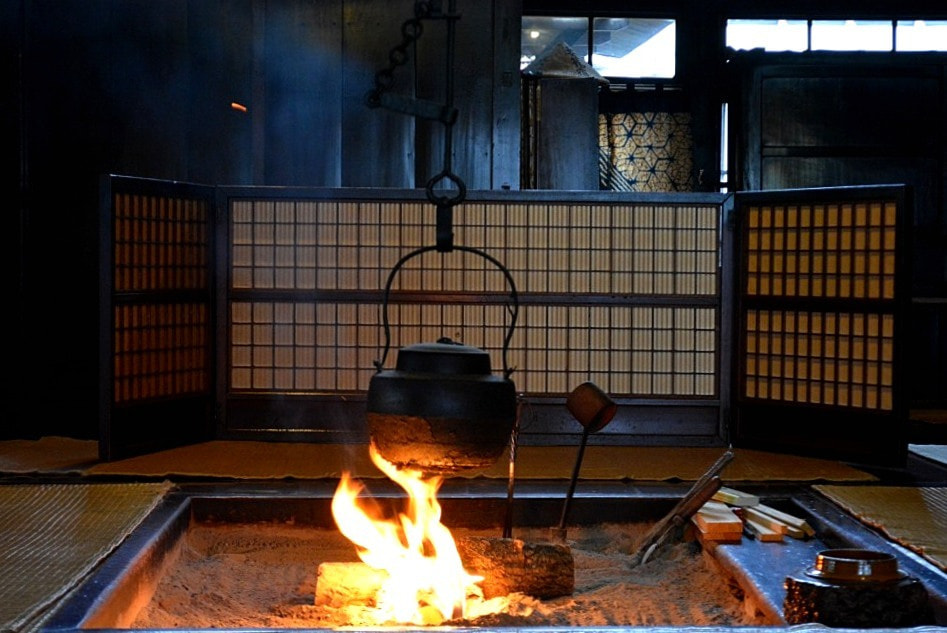 季節の言葉「囲炉裏 (いろり)」