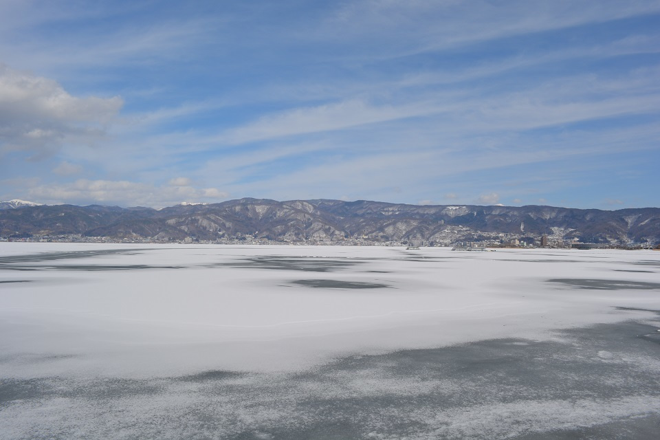 全面結氷した諏訪湖 (長野県) ｜ 暮らしのほとり舎