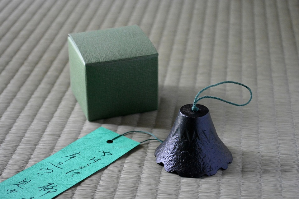 きれいな緑色の紙箱入りですので、季節の贈り物にもおすすめです｜南部風鈴 ＜鈴木盛久工房＞ ｜ 暮らしのほとり舎