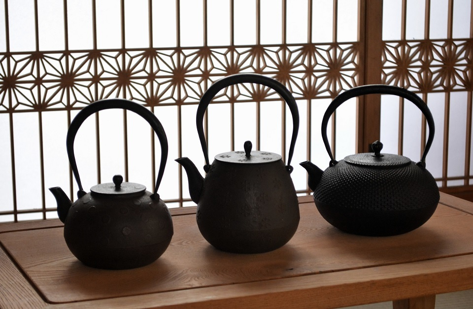 水玉紋丸形鉄瓶 風花鉄瓶 霰紋玉形鉄瓶 ＜鈴木盛久工房＞ ｜ 暮らしのほとり舎