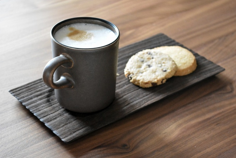 ちょこっとトレー (無地) ウレタン仕上げ × カフェオレ ＜岩本清商店＞ ｜ 暮らしのほとり舎