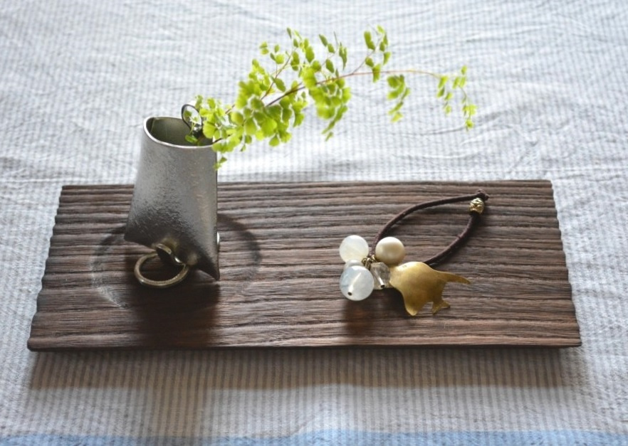 ちょこっとトレー (無地 ウレタン) × 花器 すずはな・スタンドセット ＜岩本清商店 × 能作＞ ｜ 暮らしのほとり舎
