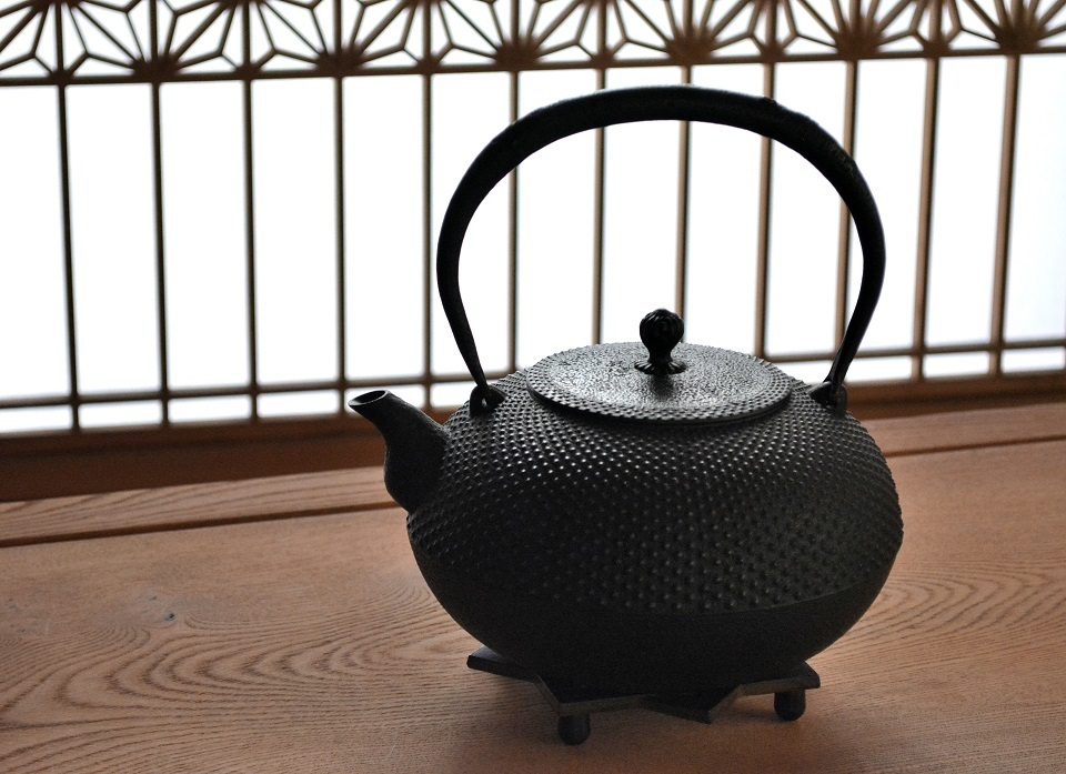 霰紋玉形鉄瓶 ＜鈴木盛久工房＞ ｜ 暮らしのほとり舎