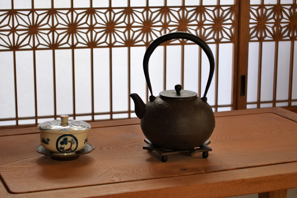 水玉紋丸形鉄瓶 ＜鈴木盛久工房＞ ｜ 暮らしのほとり舎