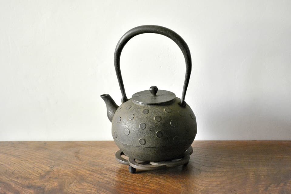 水玉紋丸形鉄瓶 水玉紋様 ＜鈴木盛久工房＞ ｜ 暮らしのほとり舎