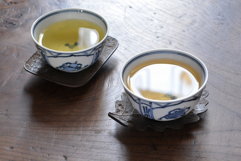 古銭茶托 × 木の葉茶托 使用イメージ ＜鈴木盛久工房＞ ｜ 暮らしのほとり舎