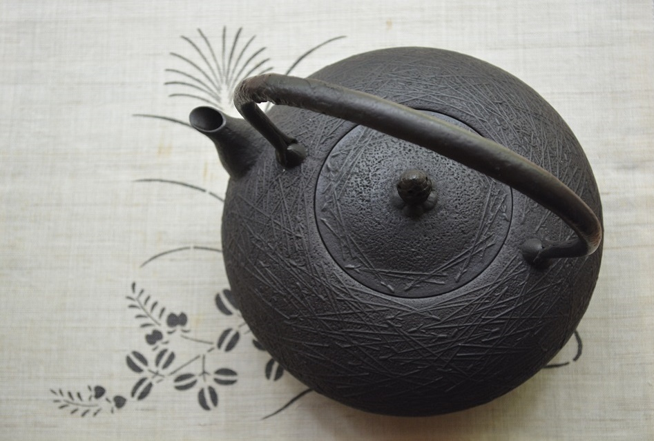 自宅用南部鉄瓶「松葉紋布団形鉄瓶」 ＜鈴木盛久工房＞ ｜ 暮らしのほとり舎