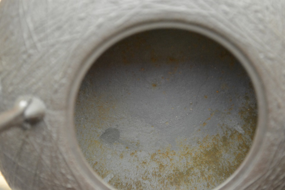左から、水玉紋丸形鉄瓶 風花鉄瓶 霰紋玉形鉄瓶 ＜鈴木盛久工房＞ ｜ 暮らしのほとり舎