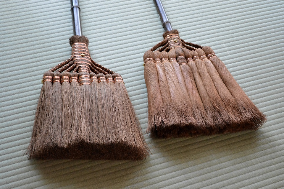 9玉最高級鬼毛箒 × 9玉皮巻き箒 比較 ＜山本勝之助商店＞ ｜ 暮らしのほとり舎