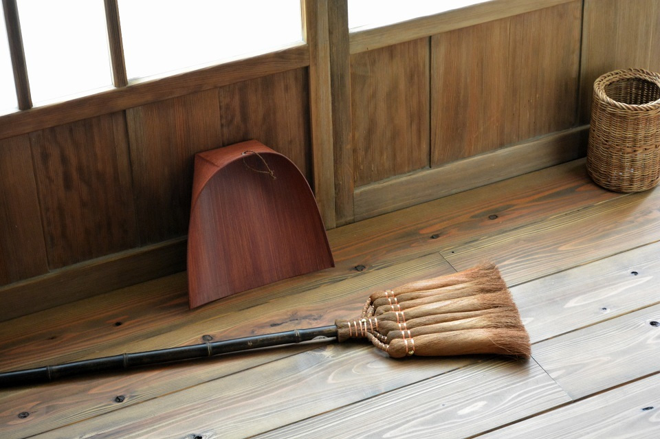 7玉 長柄箒 (皮巻き) × はりみ (大) ＜山本勝之助商店 × 白木屋傳兵衛＞ ｜ 暮らしのほとり舎