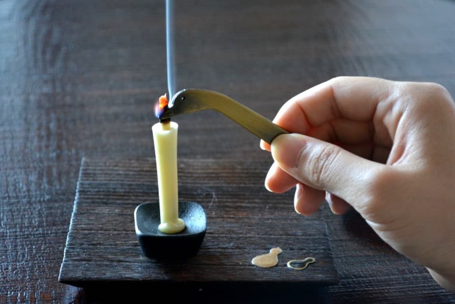 火を消す際は「芯切り」「ろうそく消し」などの道具をお使いください(和ろうそく)