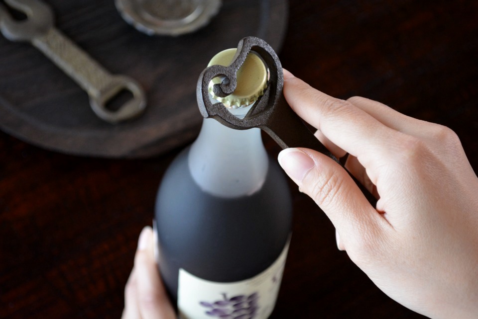 南部鉄製栓抜き使用イメージ［鈴木盛久工房］