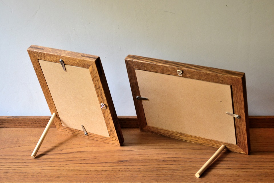 立てて使用する場合はフレーム裏の穴に付属の丸棒を挿し込みます［クラシックフレーム］