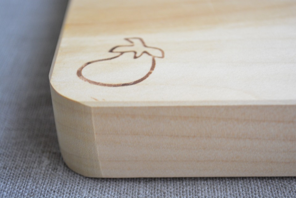 焼印を目印に野菜と肉・魚用で表裏の使い分けが出来ます［イチョウのまな板］