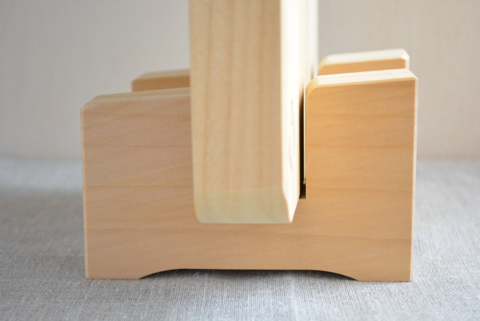 厚さ3cmのまな板に対応しています［イチョウのまな板立て］