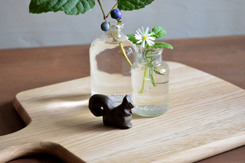 高さは3cmほどという小さなサイズ感［りす置物］