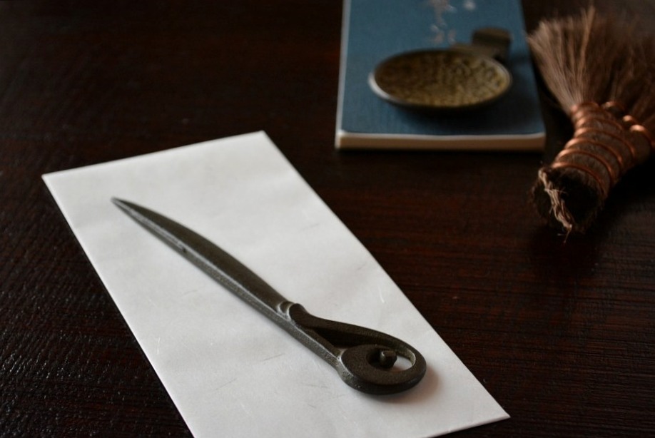 机の上にさりげなく置いておいても素敵な南部鉄製［ペーパーナイフ］
