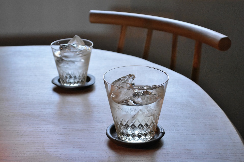 シンプルゆえにどんなグラスとあわせても素敵です［南部鉄器コースター］