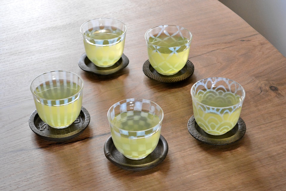 小ぶりなコースターはグラスを足元からそっと引き立ててくれます［鈴木盛久工房］