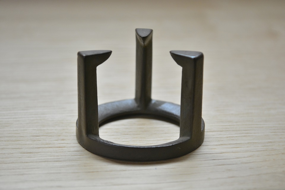 五徳をモチーフに作られた鉄瓶や茶釜の蓋を乗せるための南部鉄器［蓋置｜鈴木盛久工房］