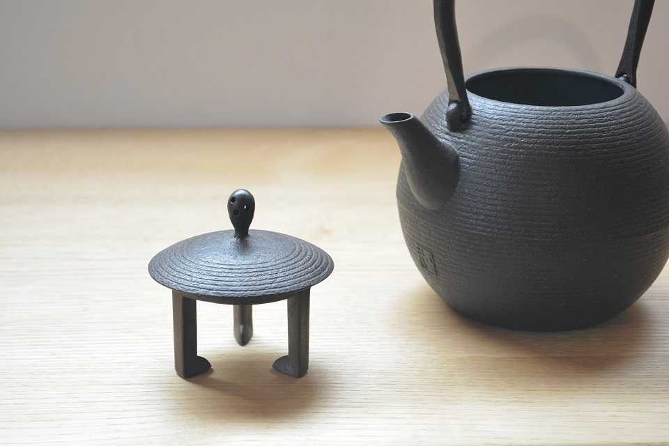 どちらを上にしても使用可能です［南部鉄製蓋置］