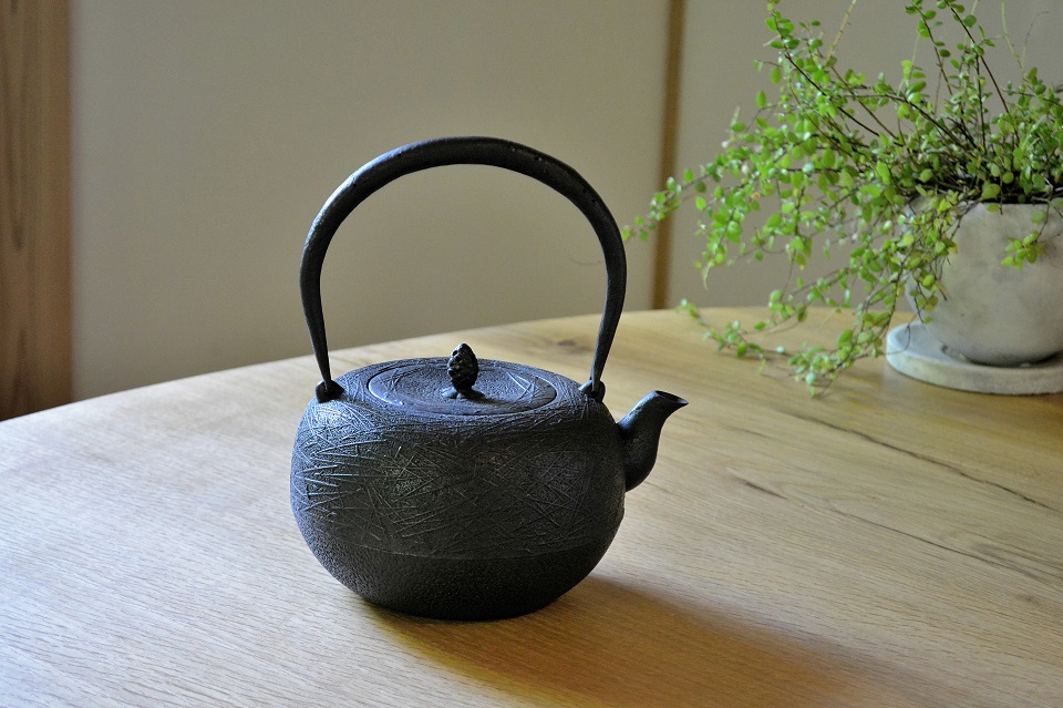 【南部鉄瓶】松葉紋柚子形鉄瓶の商品詳細へ