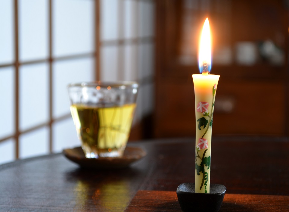 季節の花を飾るように食事の席やお茶の席で灯しても素敵［手描き絵ろうそく］