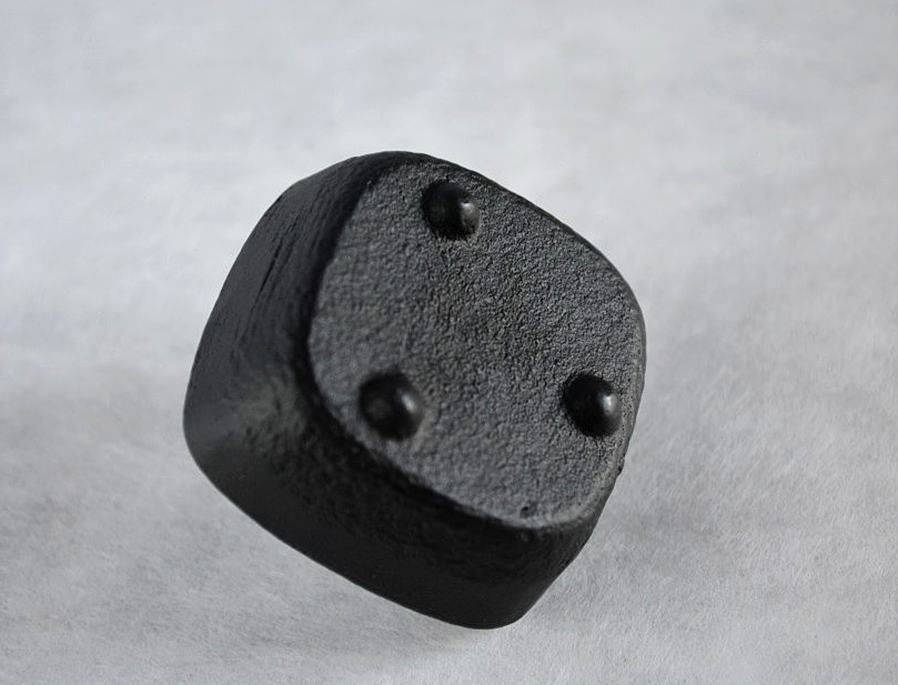 裏には３つの突起が付いており、机が熱くなり過ぎないように工夫されています［こま燭台］