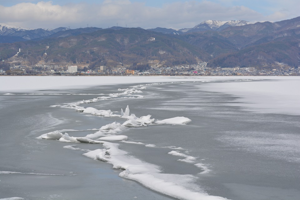諏訪湖の冬の風物詩「御神渡り」のブログ記事へ